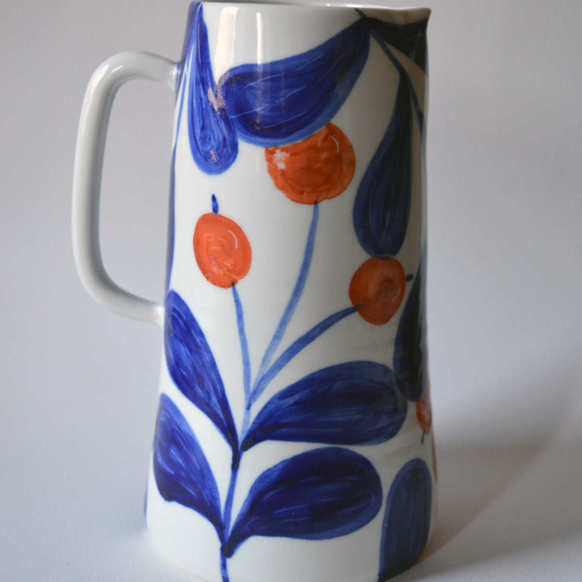 Carafe en porcelaine, fabriquée en France artisanalement, motif floral et coloré