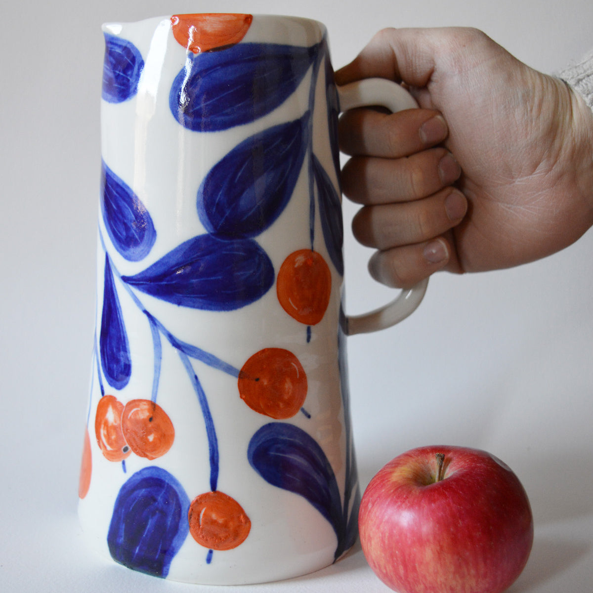Carafe en porcelaine, fabriquée en France artisanalement, motif floral et coloré