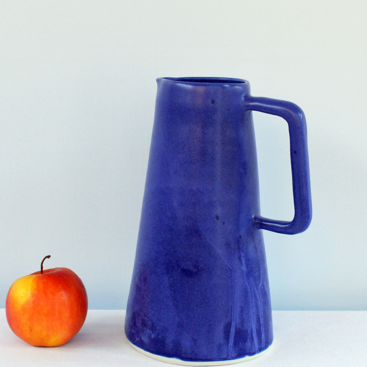 Porcelaine fabriquée en France, carafe bleu Primavera sur fond blanc