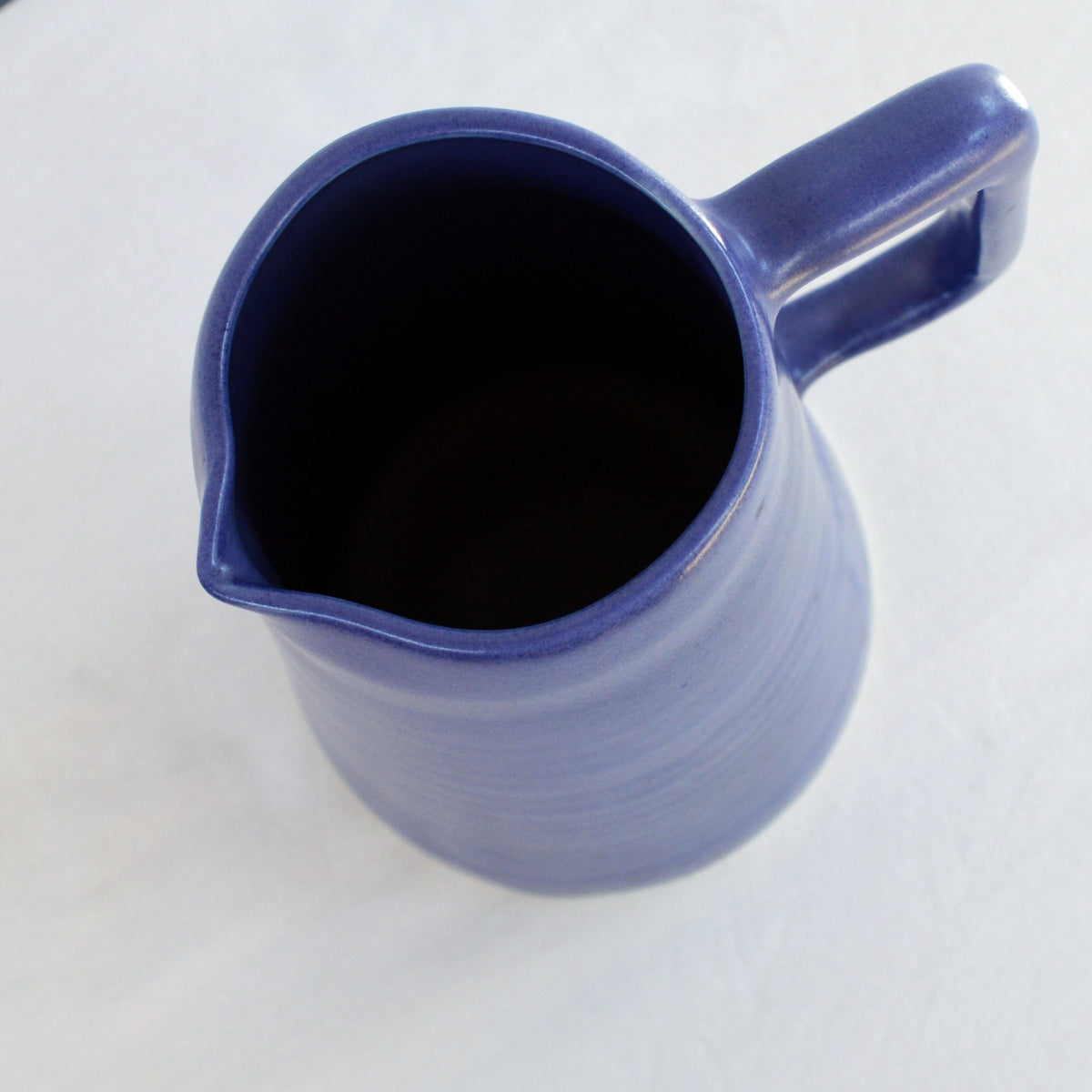 Porcelaine fabriquée en France, vue du haut de la carafe bleu Primavera sur fond blanc
