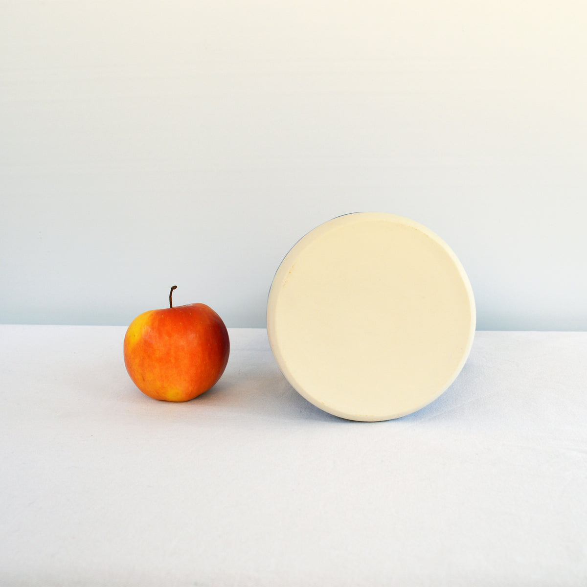 Porcelaine fabriquée en France, dessous de la carafe bleu Primavera sur fond blanc