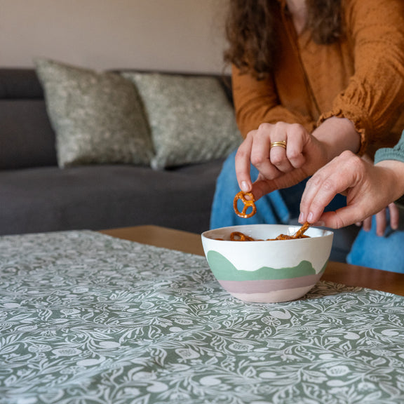 Chemin de table fabriqué en France, vert et blanc, en coton et lin, motif floral polychrome alsacien, bol artisanal en porcelaine