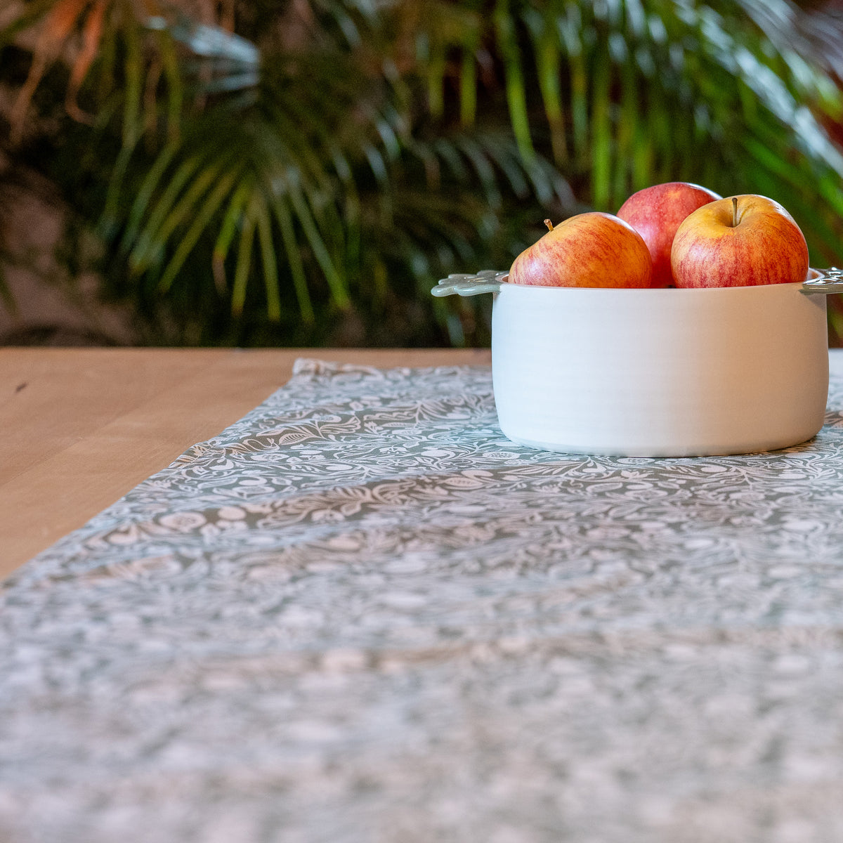 Chemin de table fabriqué en France, vert et blanc, en coton et lin, motif floral polychrome alsacien, saladier en porcelaine artisanal