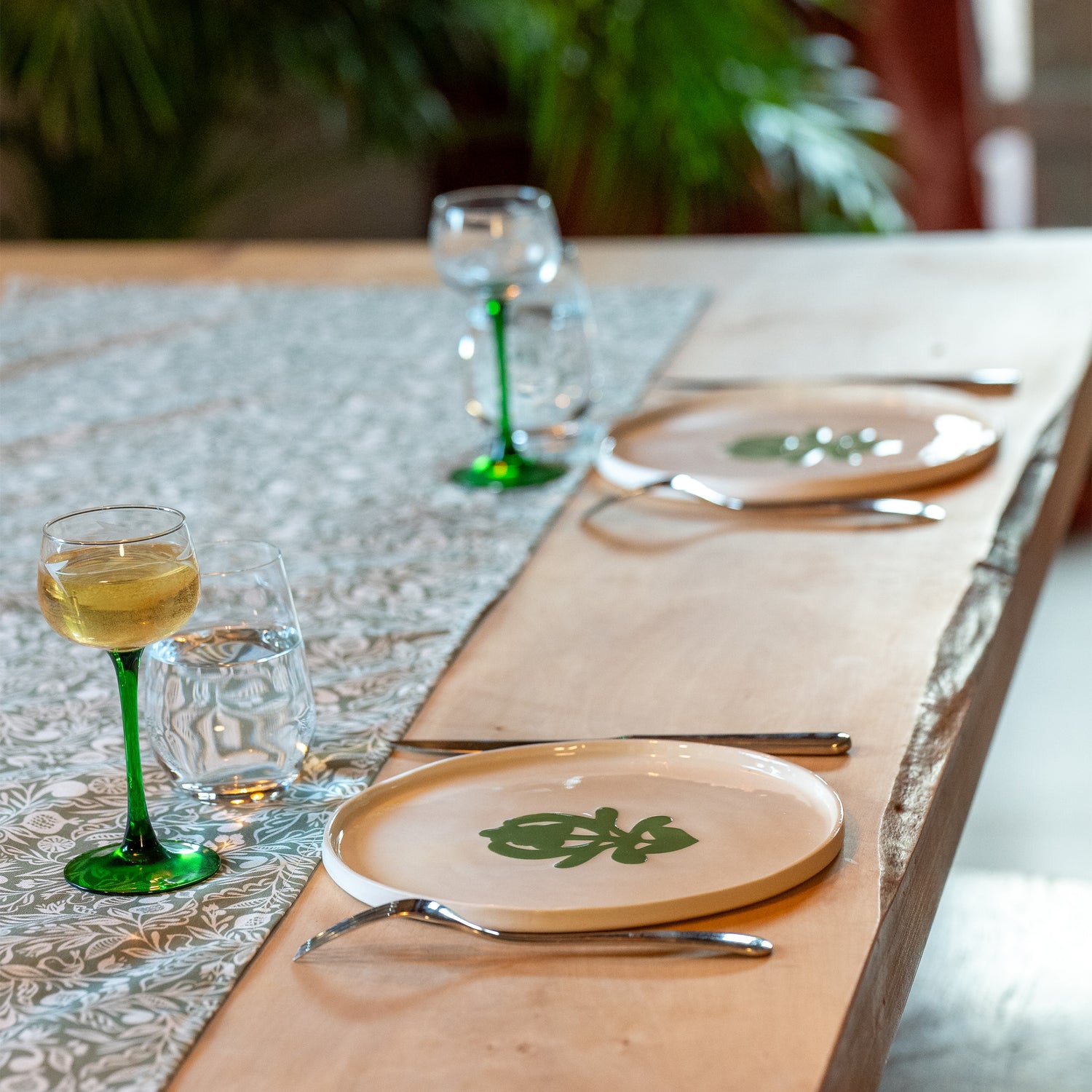 Chemin de table fabriqué en France, vert et blanc, en coton et lin, motif floral polychrome alsacien, assiettes en porcelaine blanches arbre de vie alsacien