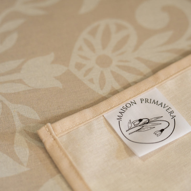 Détail étiquette de chemin de table fabriqué en France, beige et blanc, en coton et lin, motif floral arbre de vie Alsace