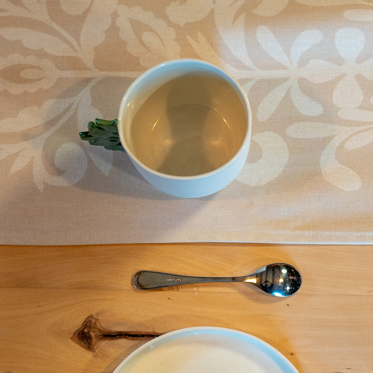 Chemin de table fabriqué en France, beige et blanc, en coton et lin, motif floral arbre de vie Alsace, tasse porcelaine artisanale