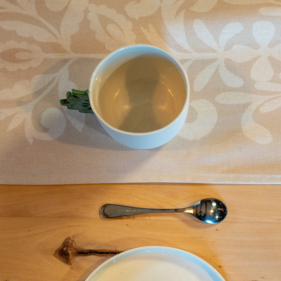 Chemin de table fabriqué en France, beige et blanc, en coton et lin, motif floral arbre de vie Alsace, tasse porcelaine artisanale