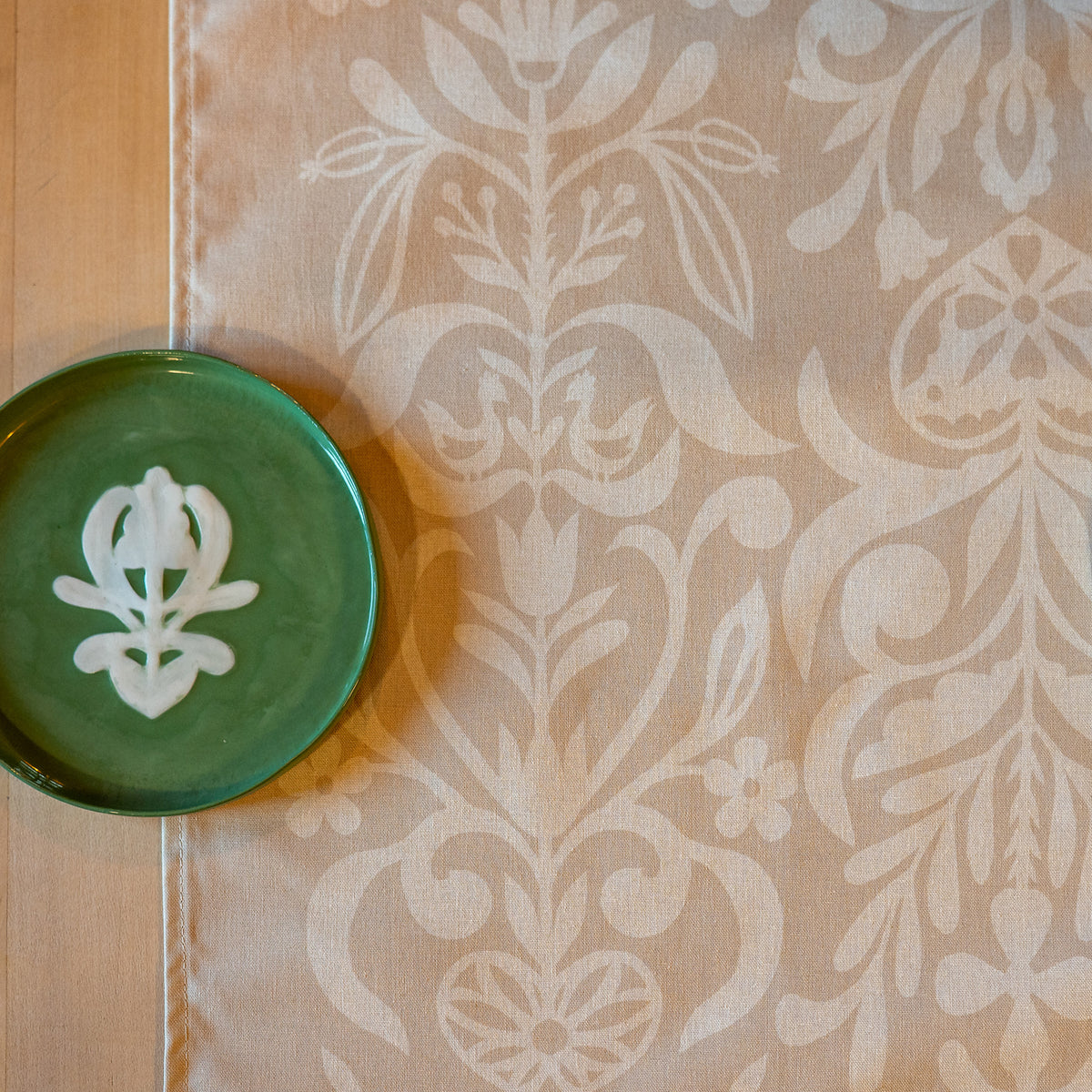 Chemin de table fabriqué en France, beige et blanc, en coton et lin, motif floral arbre de vie Alsace, assiette artisanale porcelaine verte