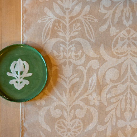 Chemin de table fabriqué en France, beige et blanc, en coton et lin, motif floral arbre de vie Alsace, assiette artisanale porcelaine verte