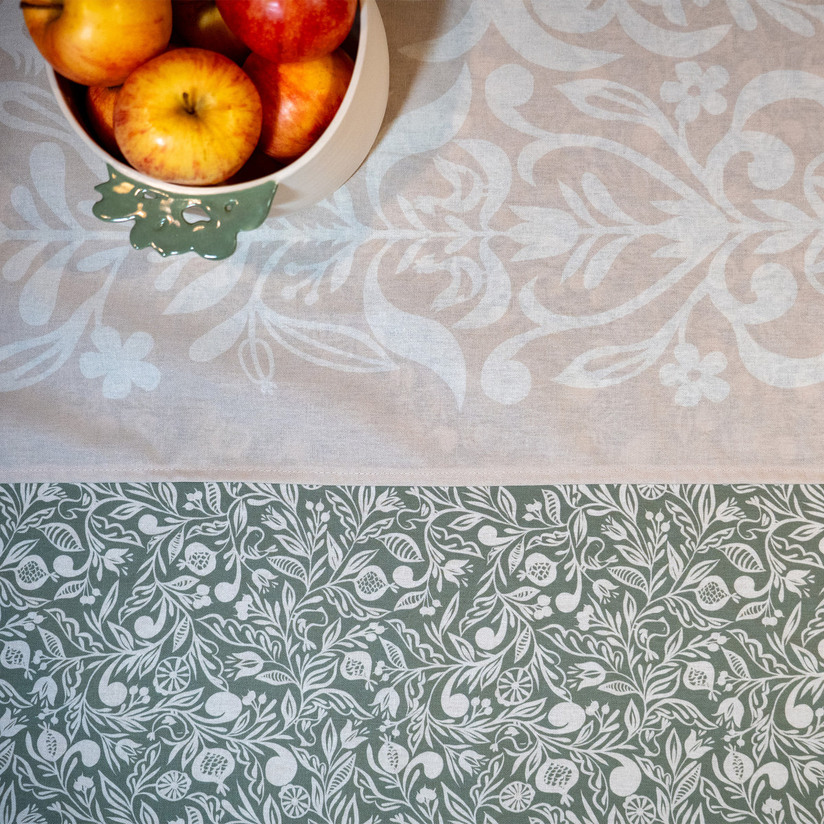 Chemin de table fabriqué en France, beige et blanc, en coton et lin, motif floral arbre de vie Alsace, sur nappe verte motif floral, saladier porcelaine artisanal
