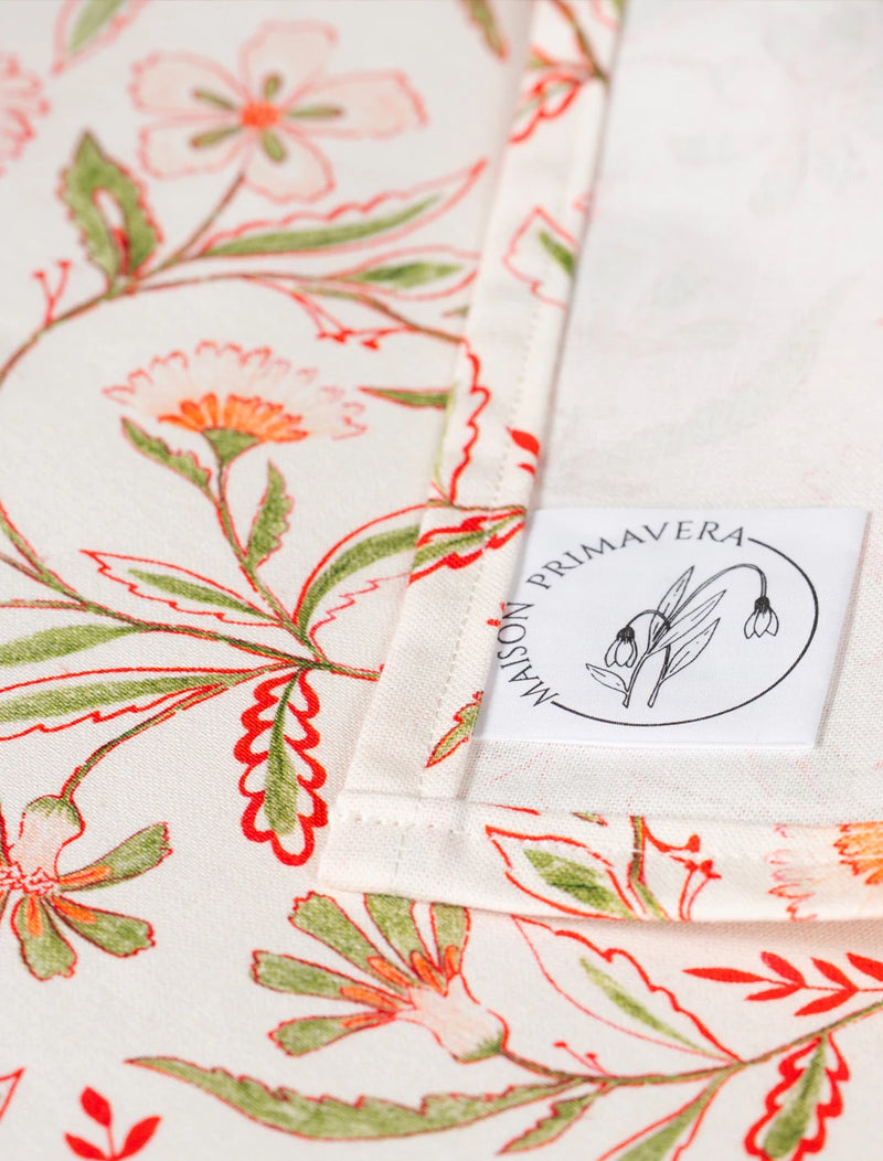 Détail d'un chemin de table en coton et lin fabriqué en France avec motif floral coloré