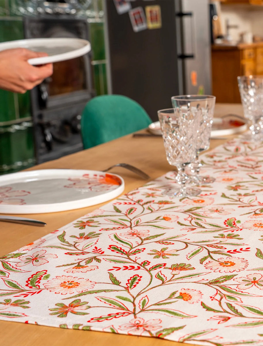 Chemin de table en coton et lin fabriqué en France avec motif floral et vaisselle en porcelaine