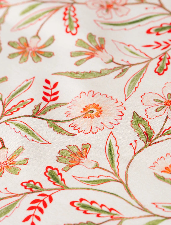 Motif de fleurs des champs vertes, oranges, roses et rouges, inspiré des indiennes