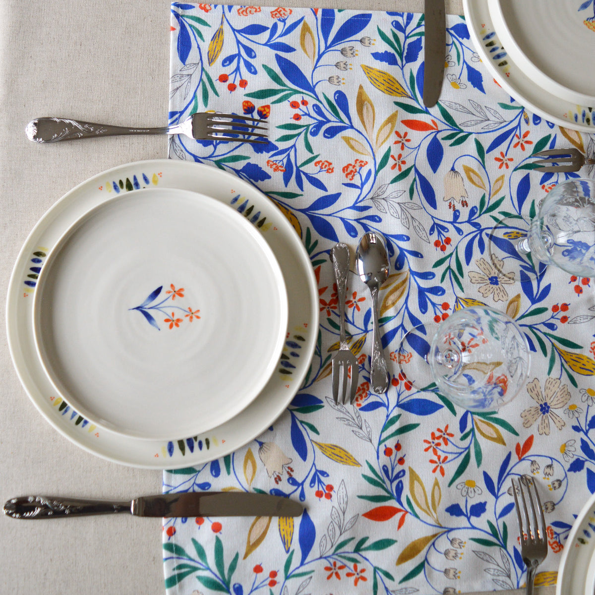 Chemin de table à motif Primavera fabriqué en France, table dressée céramique artisanale