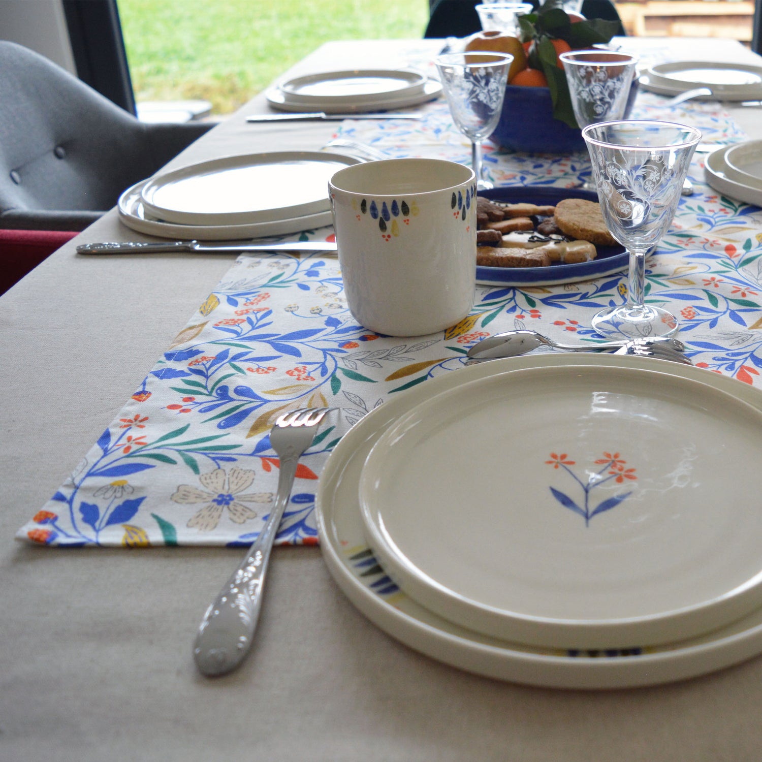 Chemin de table à motif Primavera fabriqué en France, table dressée céramique artisanale