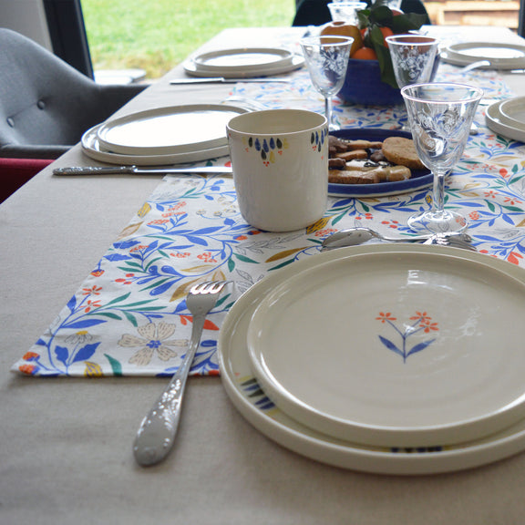 Chemin de table à motif Primavera fabriqué en France, table dressée céramique artisanale