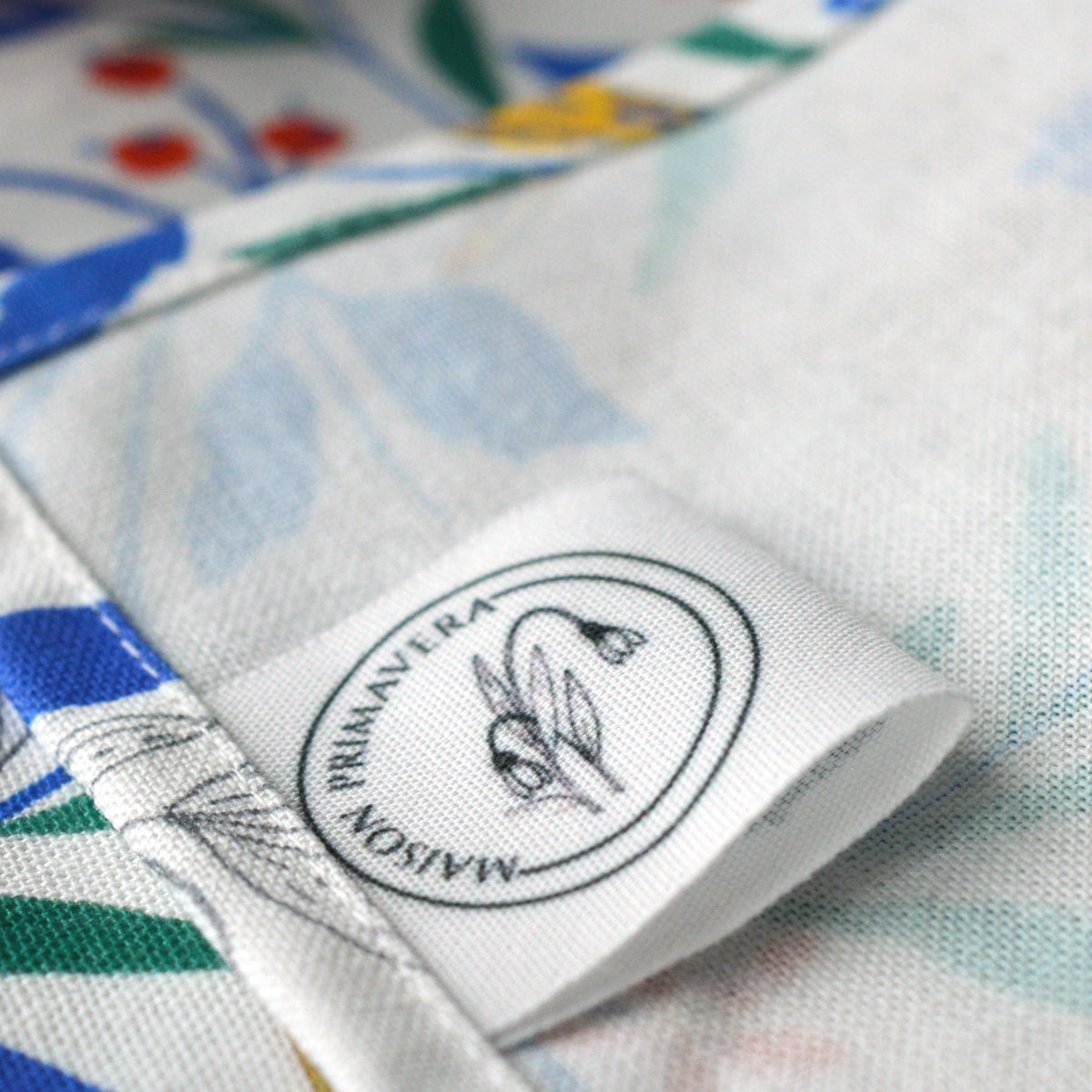 Etiquette du chemin de table à motif Primavera fabriqué en France