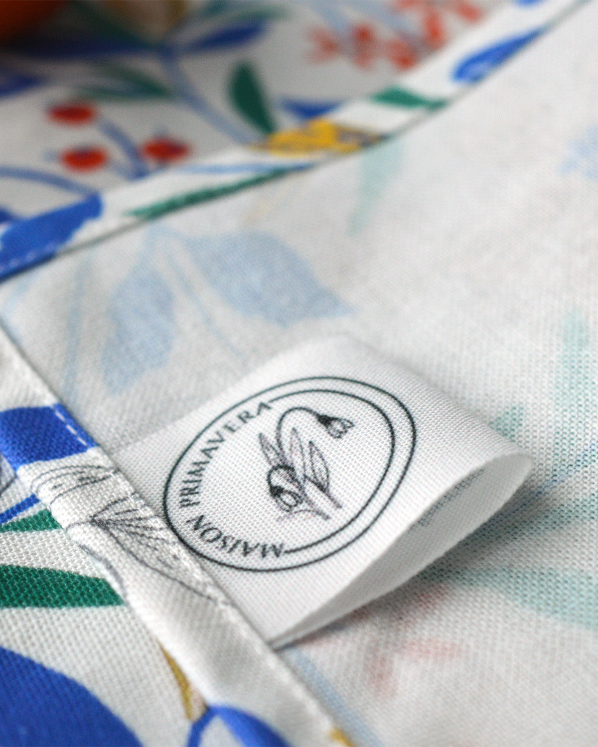 Etiquette du chemin de table à motif Primavera fabriqué en France