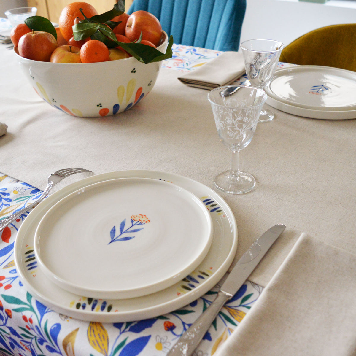 Chemin de table beige naturel en coton lin, tissé et fabriqué en France, céramique artisanale à motif
