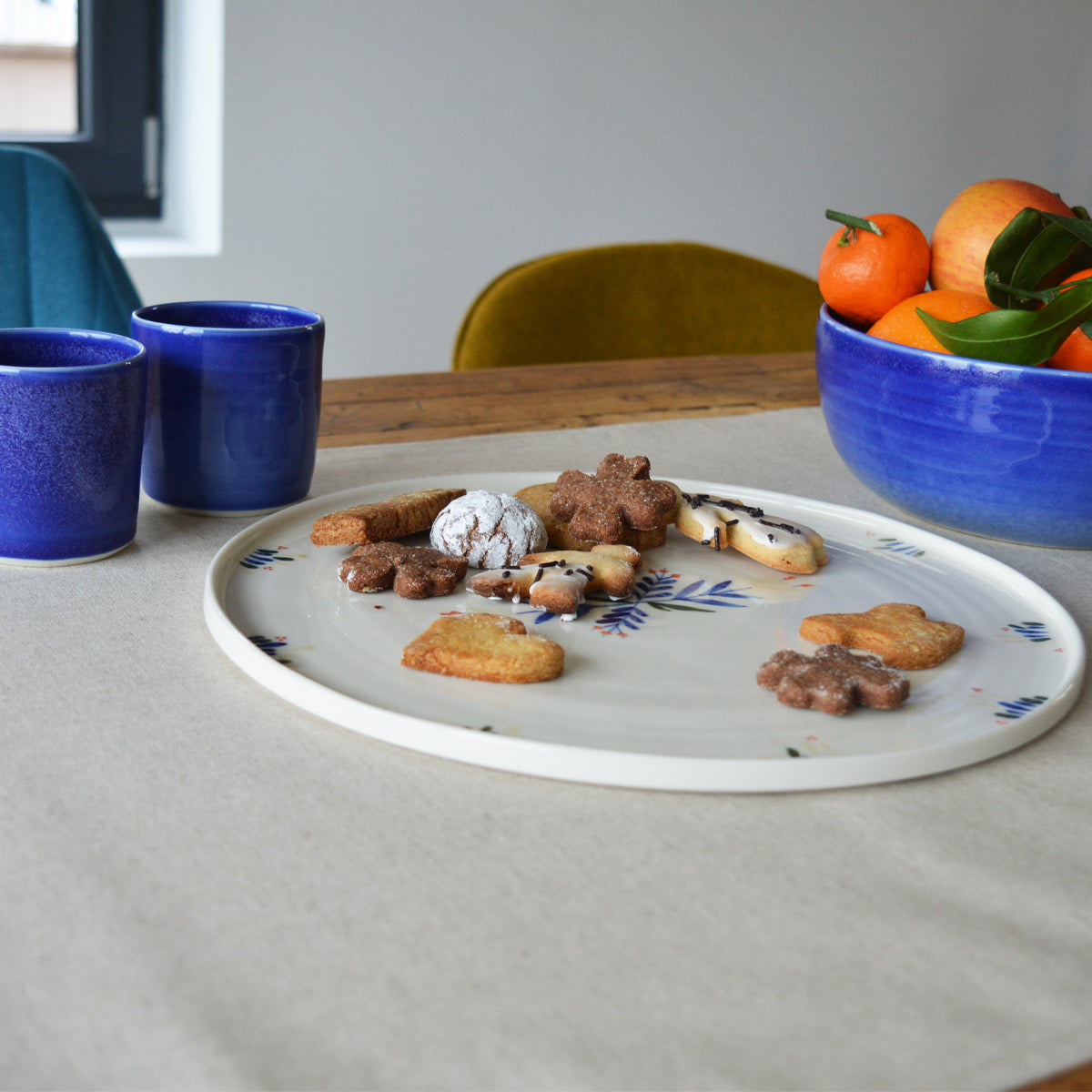 Chemin de table beige naturel en coton lin, tissé et fabriqué en France, céramique artisanale bleue