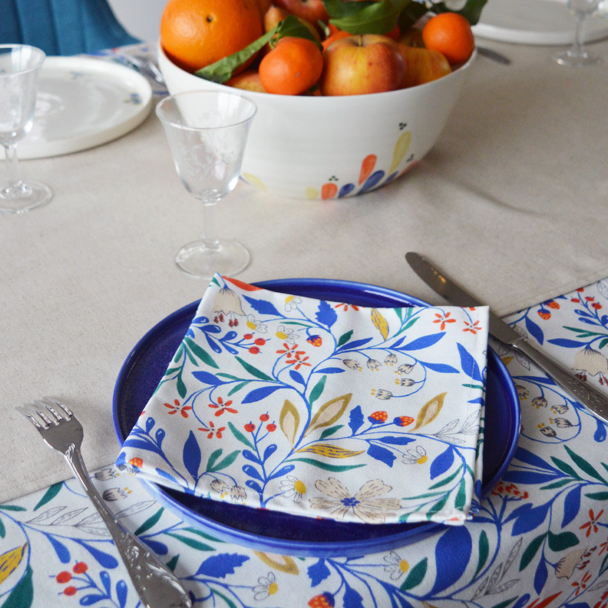 Chemin de table beige naturel en coton lin sur nappe motif, tissé et fabriqué en France, céramique artisanale porcelaine