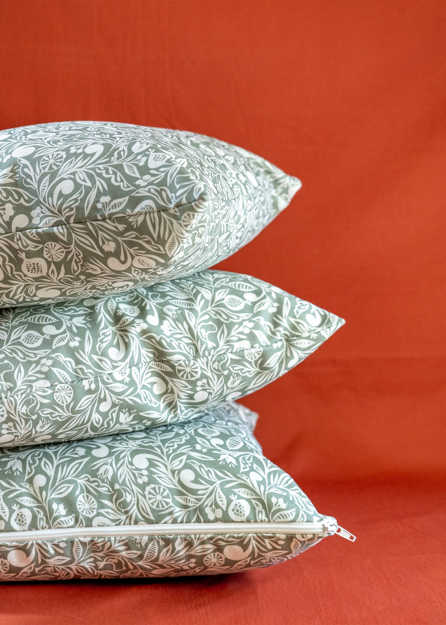 Pile de 3 coussins fabriqués en France, motif blanc sur fond vert, motif floral alsacien