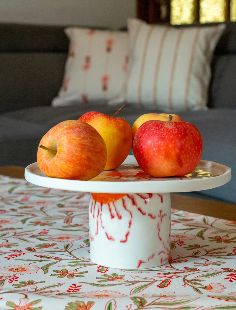 Compotier en porcelaine artisanal fabriqué en France, motif fleur des champs, sur un chemin de table au motif floral