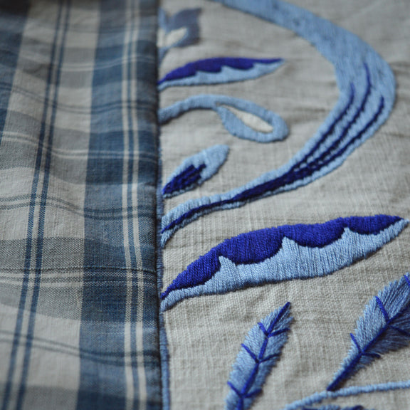 Coussin brodé à la main, fabriqué en France, pièce unique, kelsch et lin alsaciens, motif arbre de vie