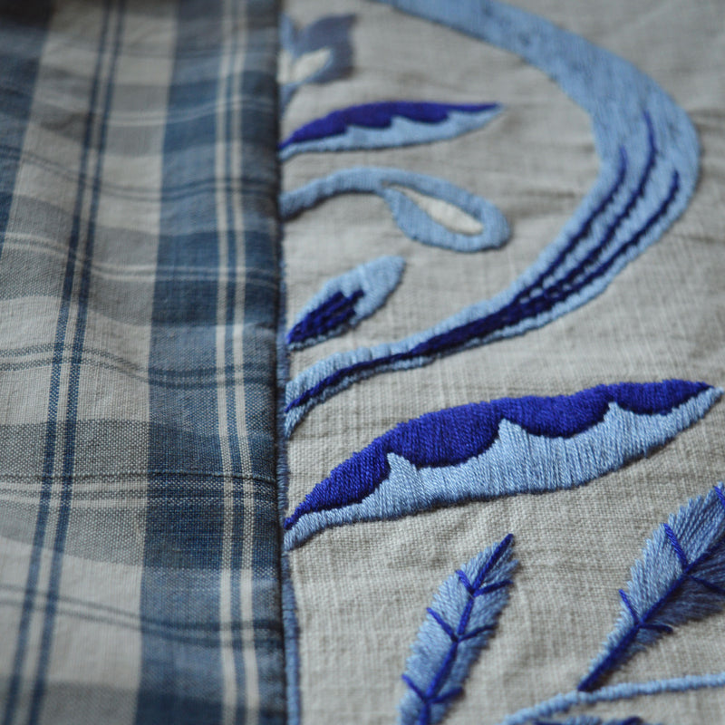 Coussin brodé à la main, fabriqué en France, pièce unique, kelsch et lin alsaciens, motif arbre de vie