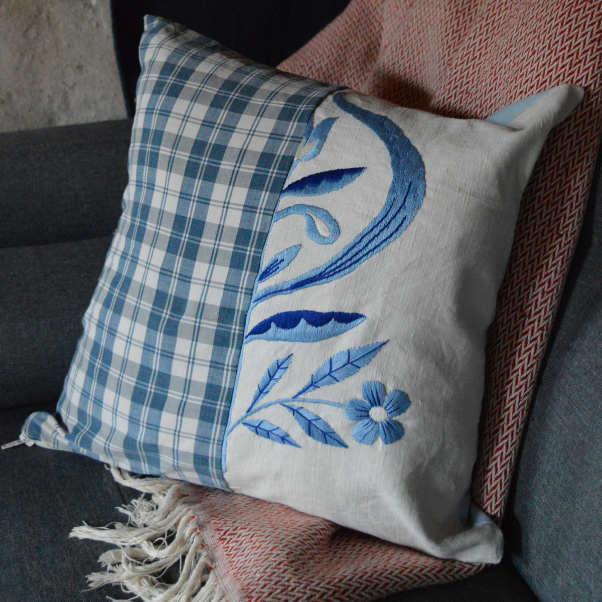 Coussin brodé à la main, fabriqué en France, pièce unique, kelsch et lin alsaciens, motif arbre de vie