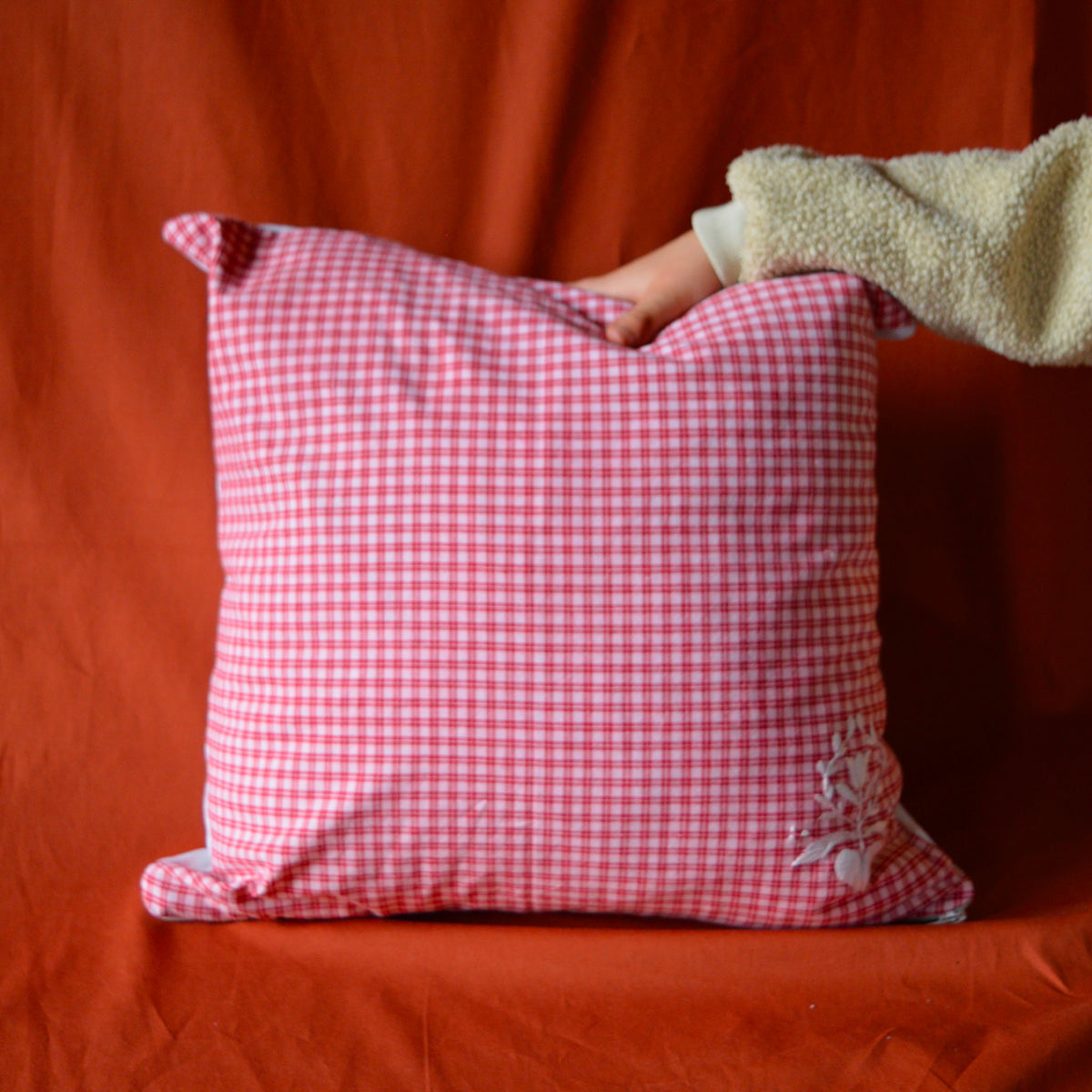 Coussin brodé à la main, fabriqué en France, pièce unique, kelsch et lin alsaciens, motif arbre de vie