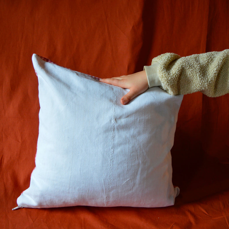 Dos du coussin brodé à la main, fabriqué en France, pièce unique, kelsch et lin alsaciens