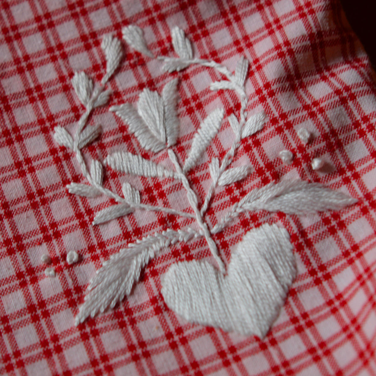 Coussin brodé à la main, fabriqué en France, pièce unique, kelsch et lin alsaciens, motif arbre de vie