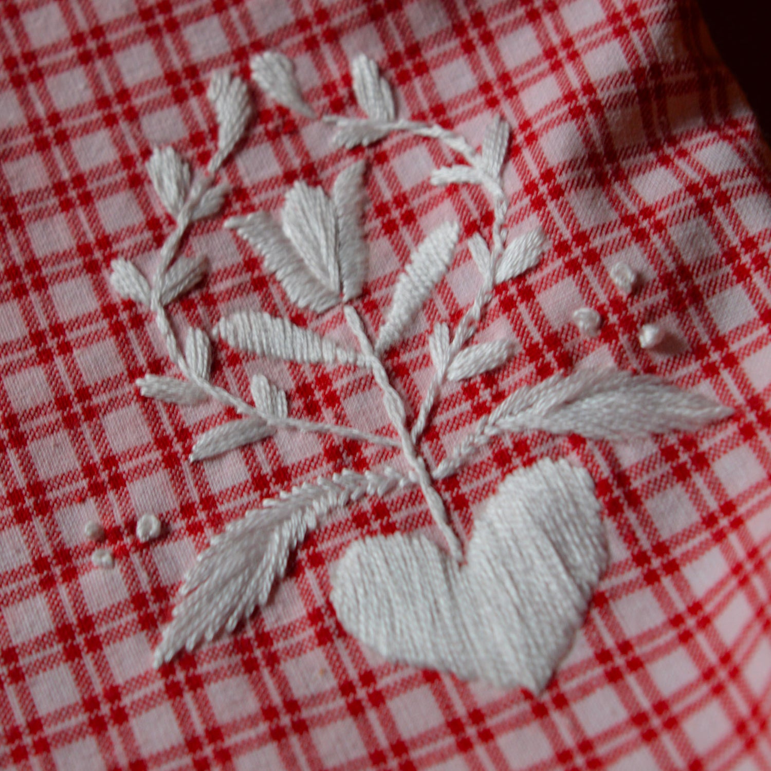 Coussin brodé à la main, fabriqué en France, pièce unique, kelsch et lin alsaciens, motif arbre de vie