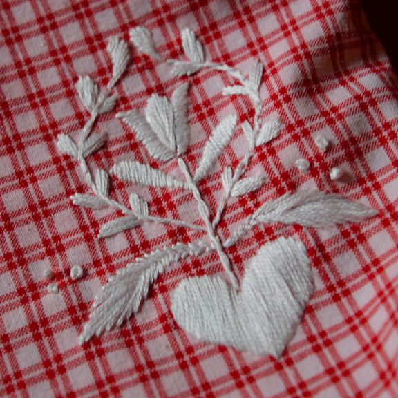 Coussin brodé à la main, fabriqué en France, pièce unique, kelsch et lin alsaciens, motif arbre de vie