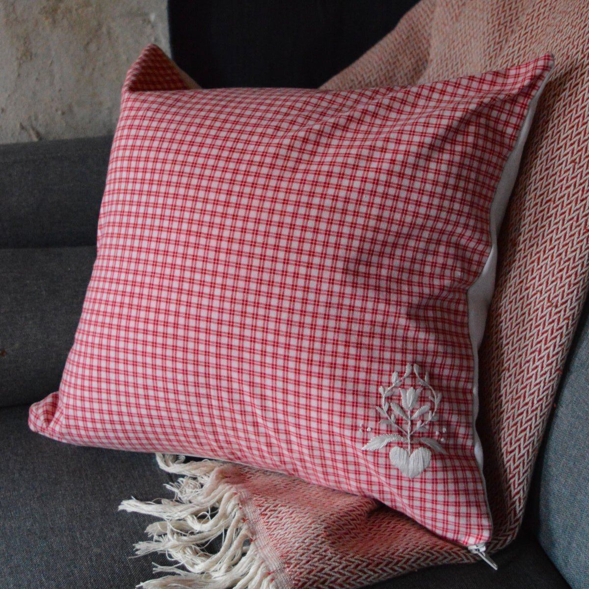 Coussin brodé à la main, fabriqué en France, pièce unique, kelsch et lin alsaciens, motif arbre de vie