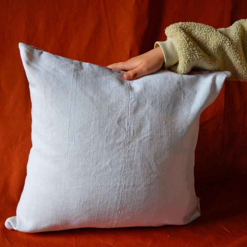 Dos du coussin brodé à la main, fabriqué en France, pièce unique, kelsch et lin alsaciens