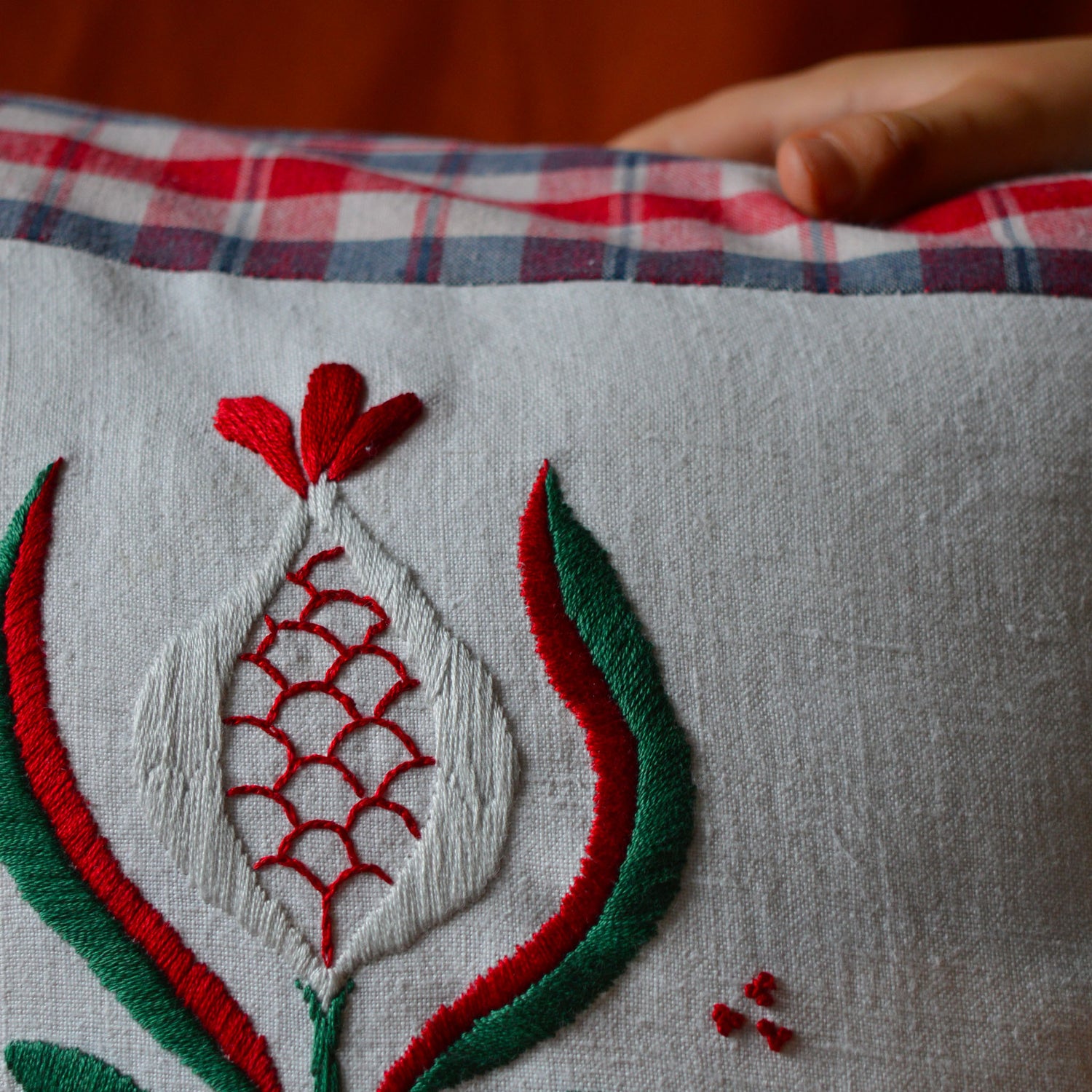 Détail de coussin brodé à la main, fabriqué en France, pièce unique, kelsch et lin alsaciens, motif arbre de vie