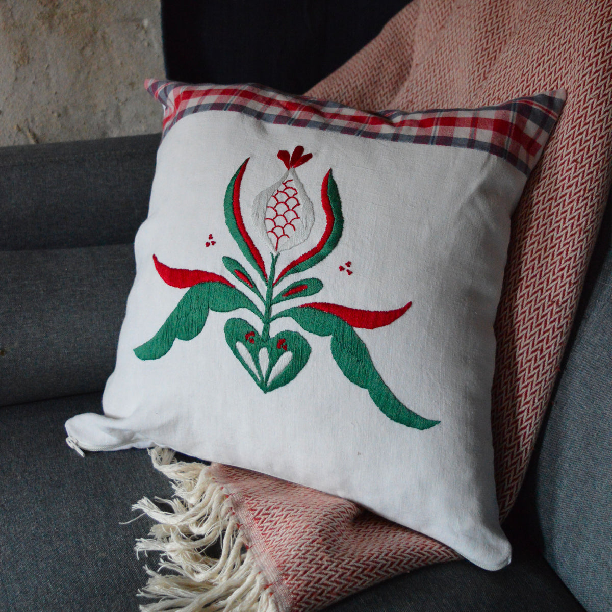 Coussin brodé à la main, fabriqué en France, pièce unique, kelsch et lin alsaciens, motif arbre de vie
