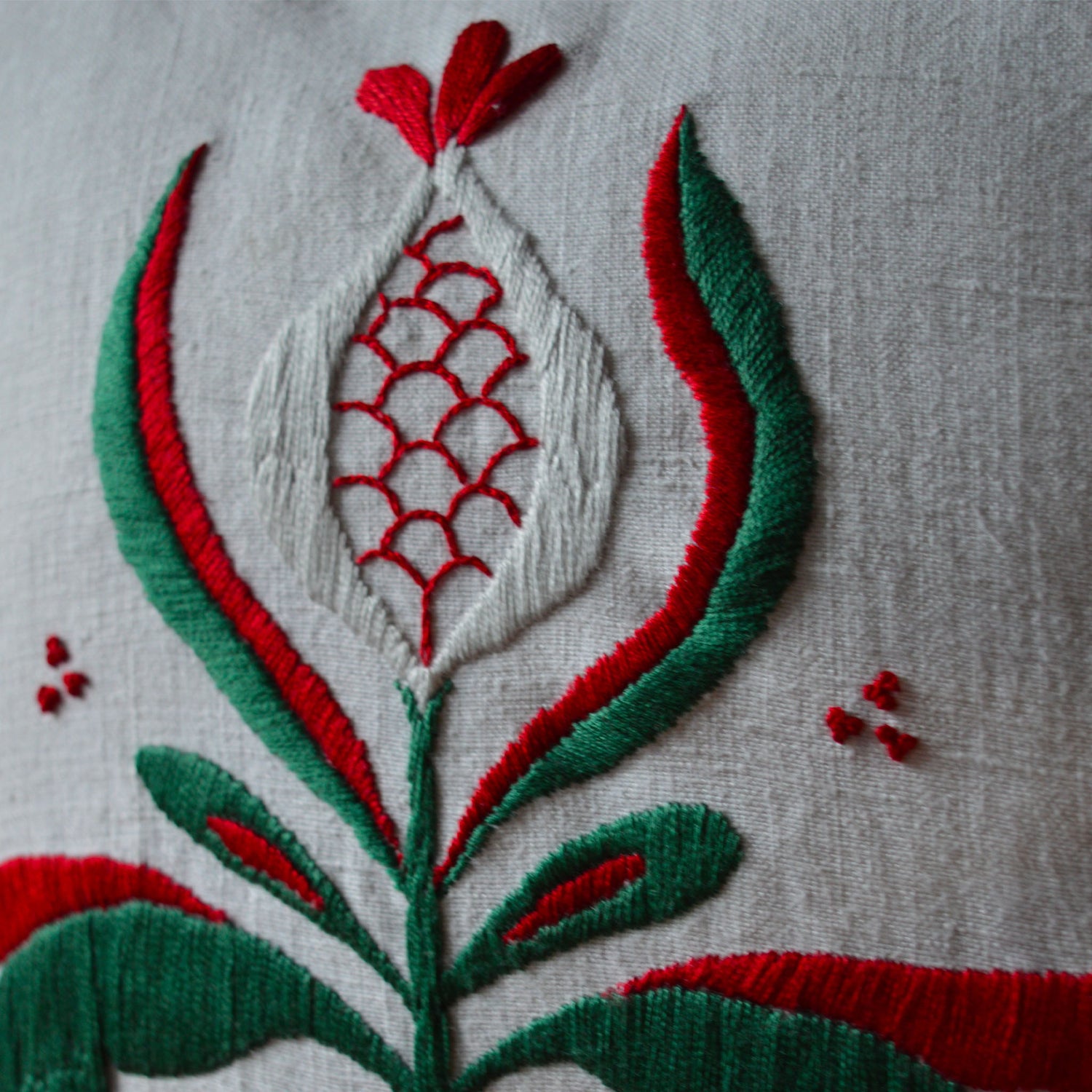 Coussin brodé à la main, fabriqué en France, pièce unique, kelsch et lin alsaciens, motif arbre de vie