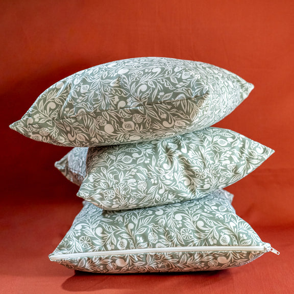 3 coussins empilés, verts et blancs fabriqués en France, en coton et lin, motif floral polychrome alsacien, fermeture zip