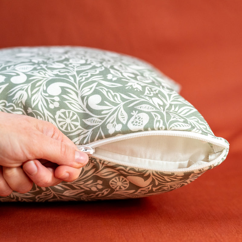 Coussin vert et blanc fabriqué en France, en coton et lin, motif floral polychrome alsacien, fermeture zip