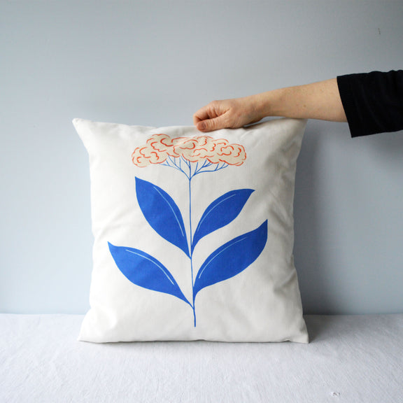 Coussin Spirae pour la collection Primavera, en coton et lin, tissé, imprimé et fabriqué en France, sur fond blanc
