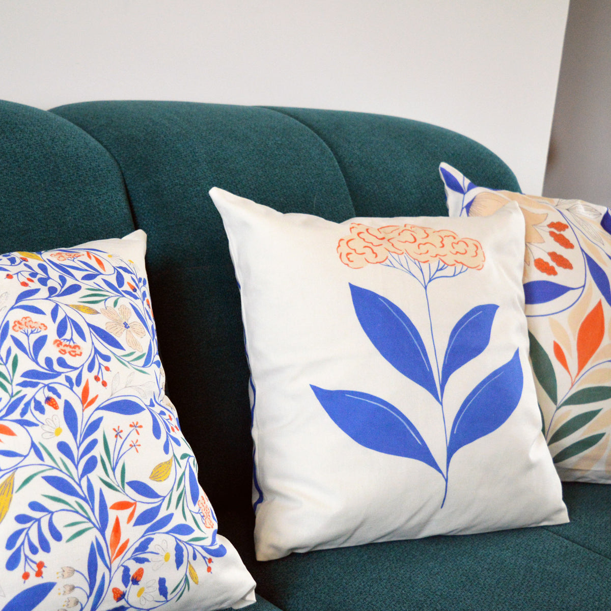 Coussin Spirae pour la collection Primavera, en coton et lin, tissé, imprimé et fabriqué en France, sur un canapé