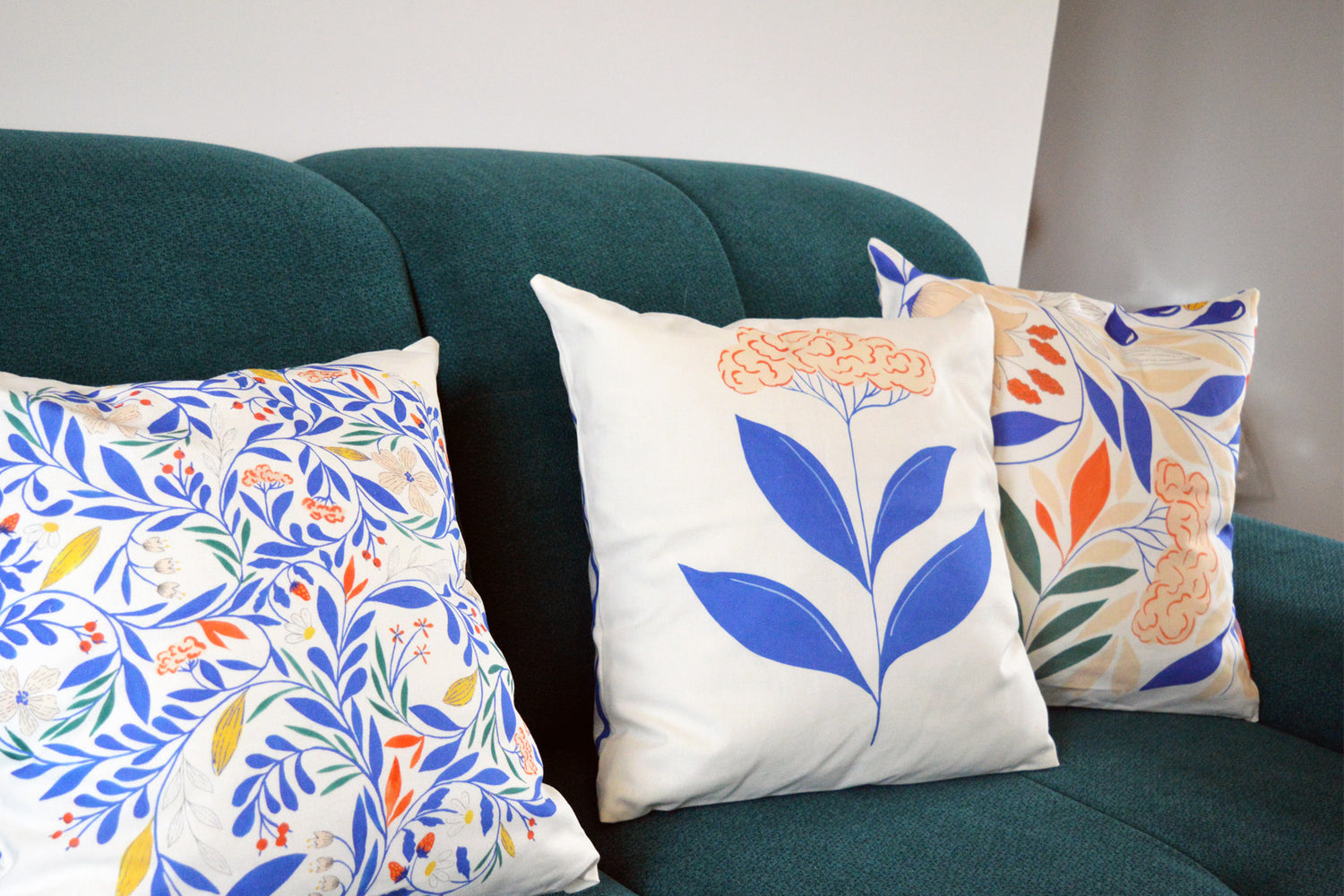 Coussin Spirae pour la collection Primavera, en coton et lin, tissé, imprimé et fabriqué en France, sur un canapé