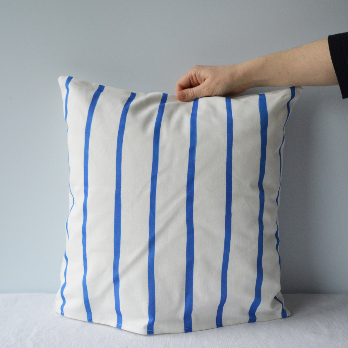 Dos du coussin Spirae pour la collection Primavera, en coton et lin, tissé, imprimé et fabriqué en France, sur fond blanc