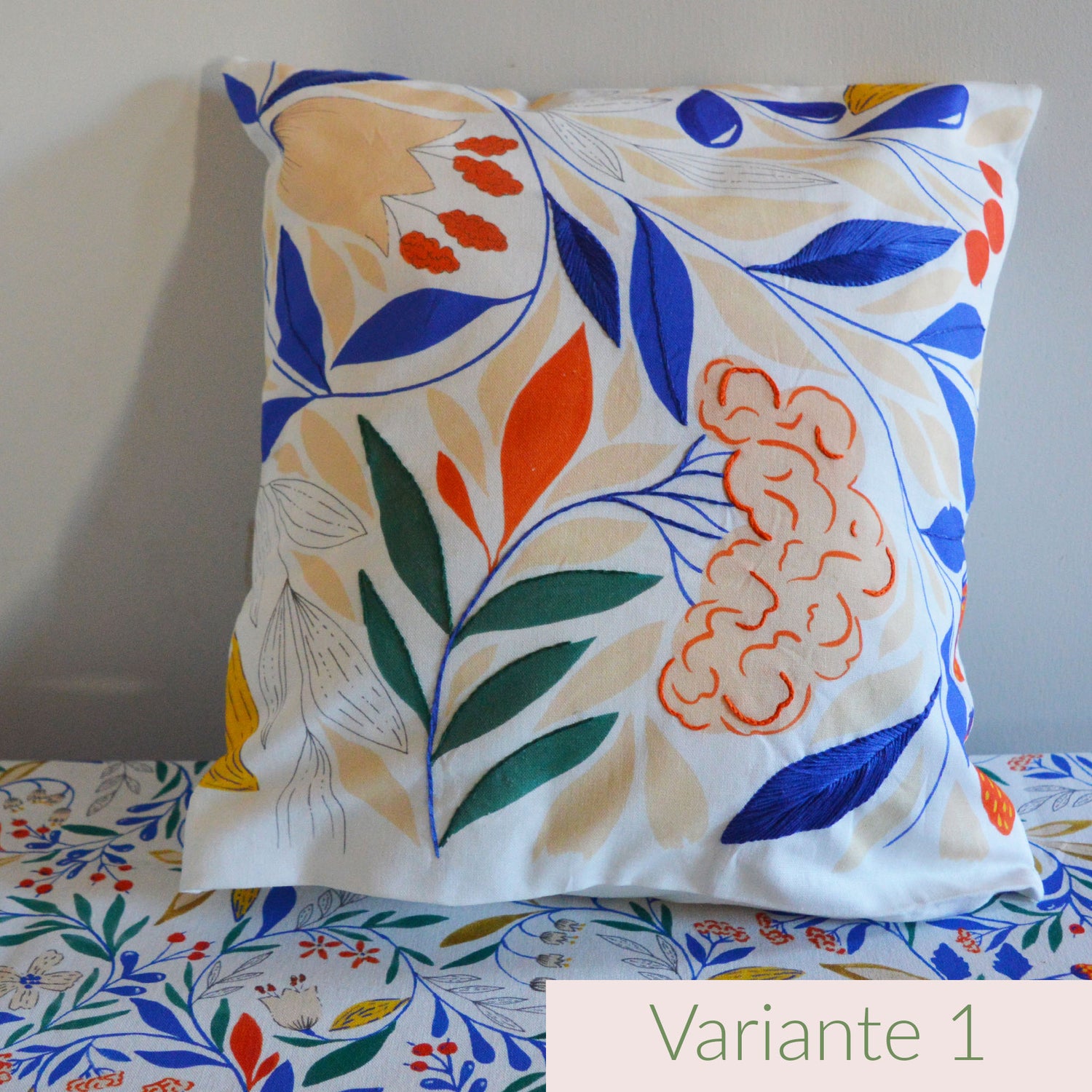 Coussin brodé à la main, fabriqué en France, motif floral et coloré