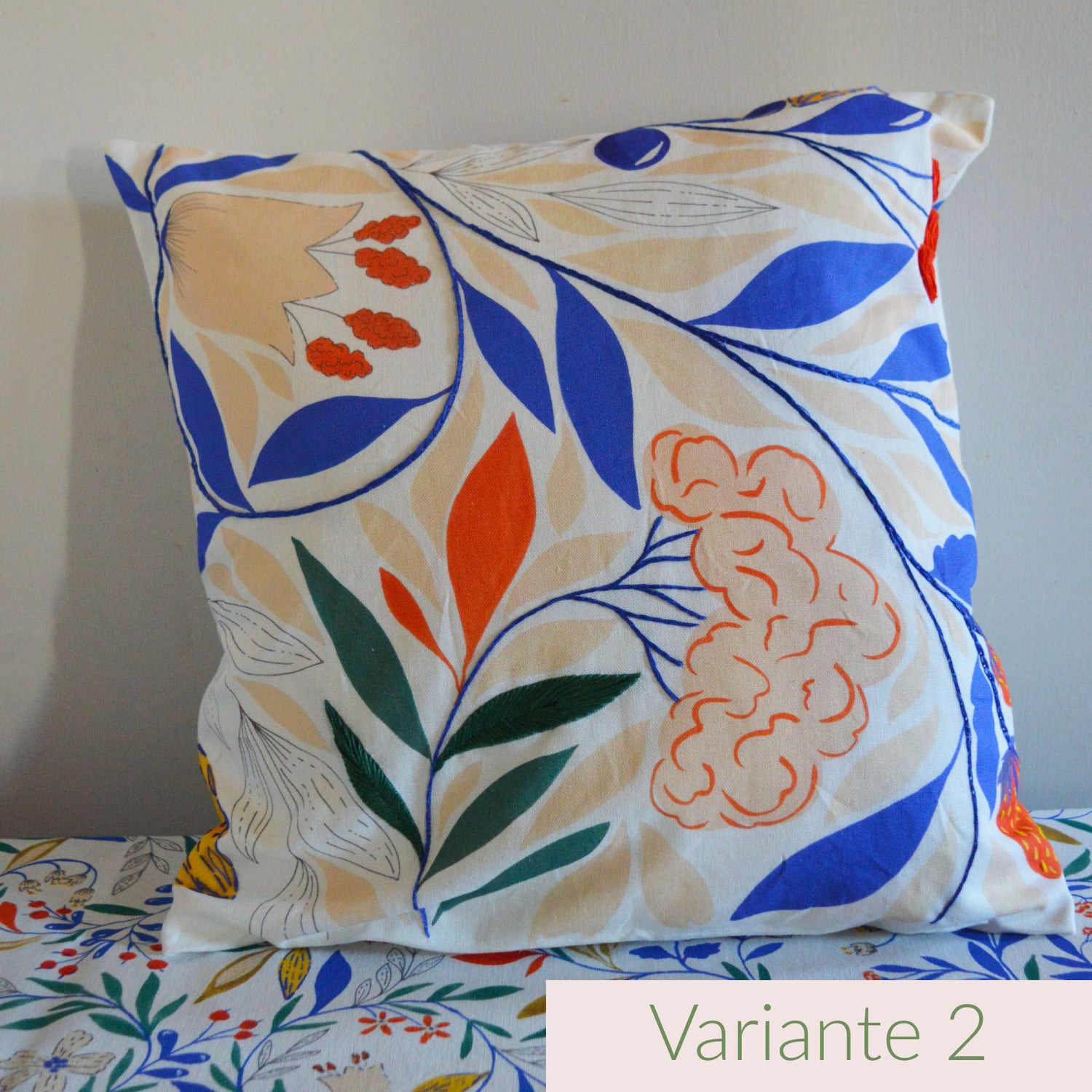 Coussin brodé à la main, fabriqué en France, motif floral et coloré
