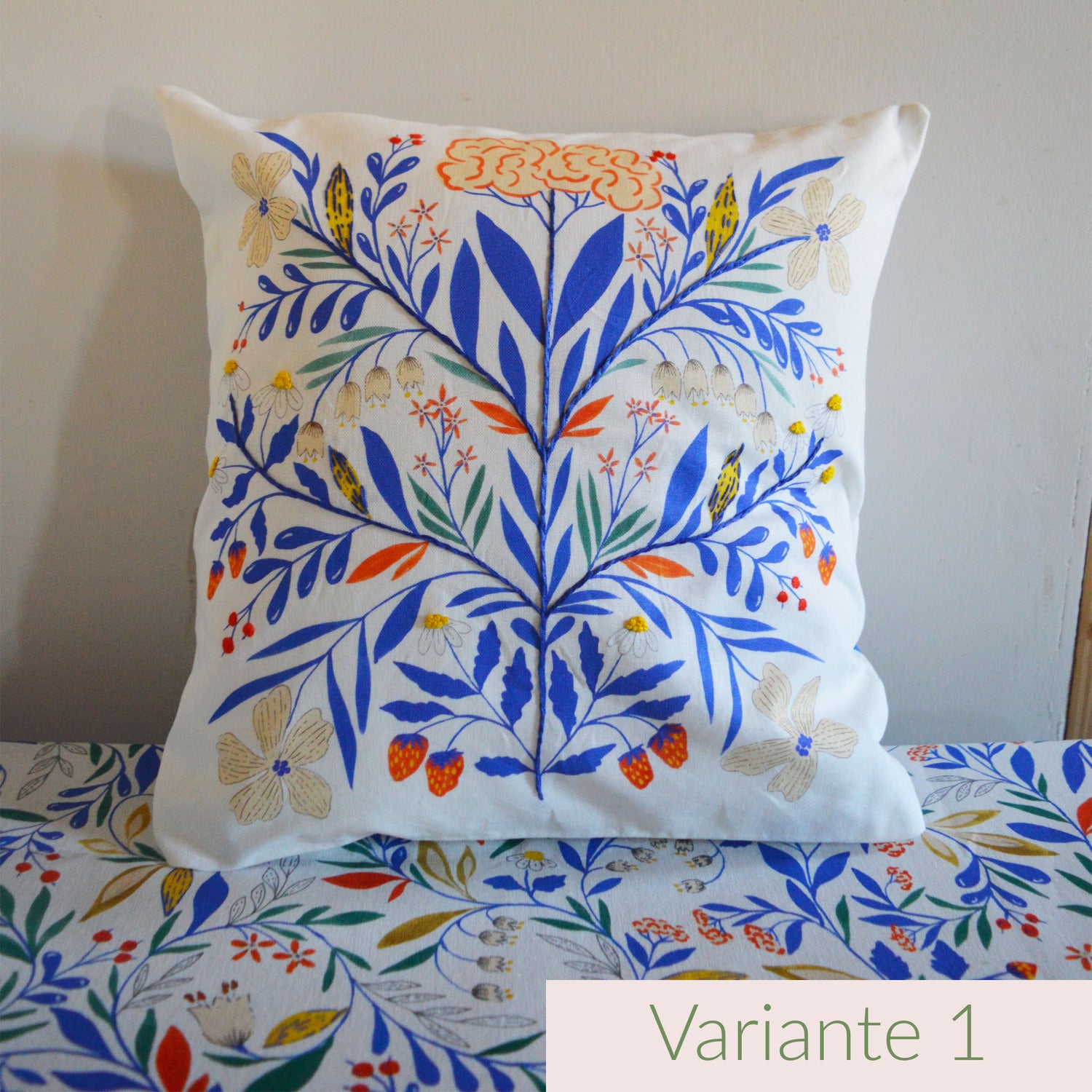 Coussin brodé à la main, fabriqué en France, motif floral et coloré