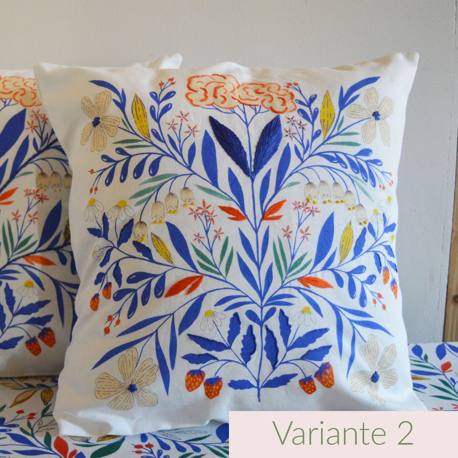 Coussin brodé à la main, fabriqué en France, motif floral et coloré